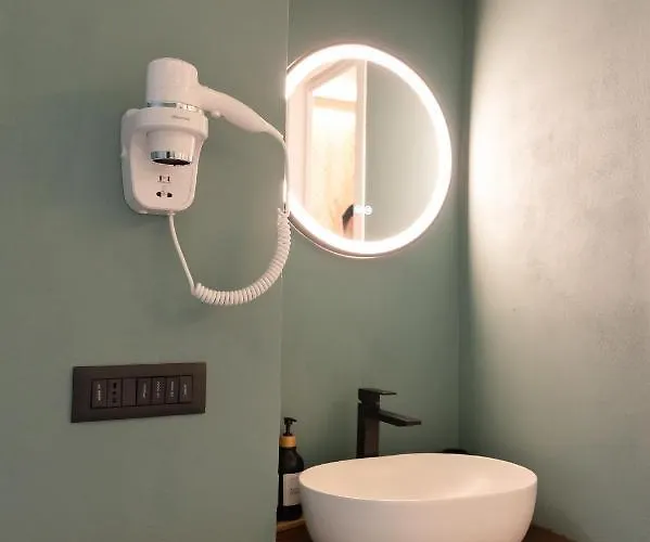 招待所 5 Sensi - Terrazzo, Fibra Ultraveloce, Parcheggio Coperto Su Richiesta A Pagamento